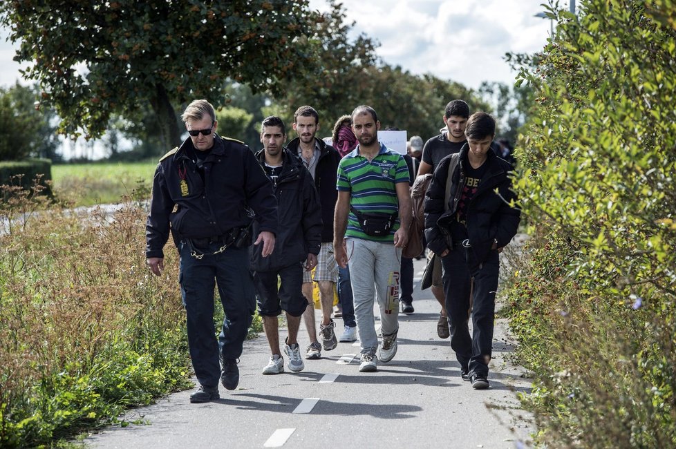 Migranti se přes Dánsko pokoušejí dostat z Německa do Švédska. Dánové kvůli tomu zpřísnili bezpečnostní opatření, ve středu dokonce zastavili vlaky mířící do země z Německa.