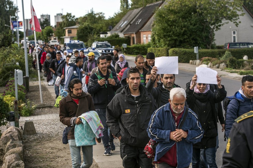 Migranti se přes Dánsko pokoušejí dostat z Německa do Švédska. Dánové kvůli tomu zpřísnili bezpečnostní opatření, ve středu dokonce zastavili vlaky mířící do země z Německa.