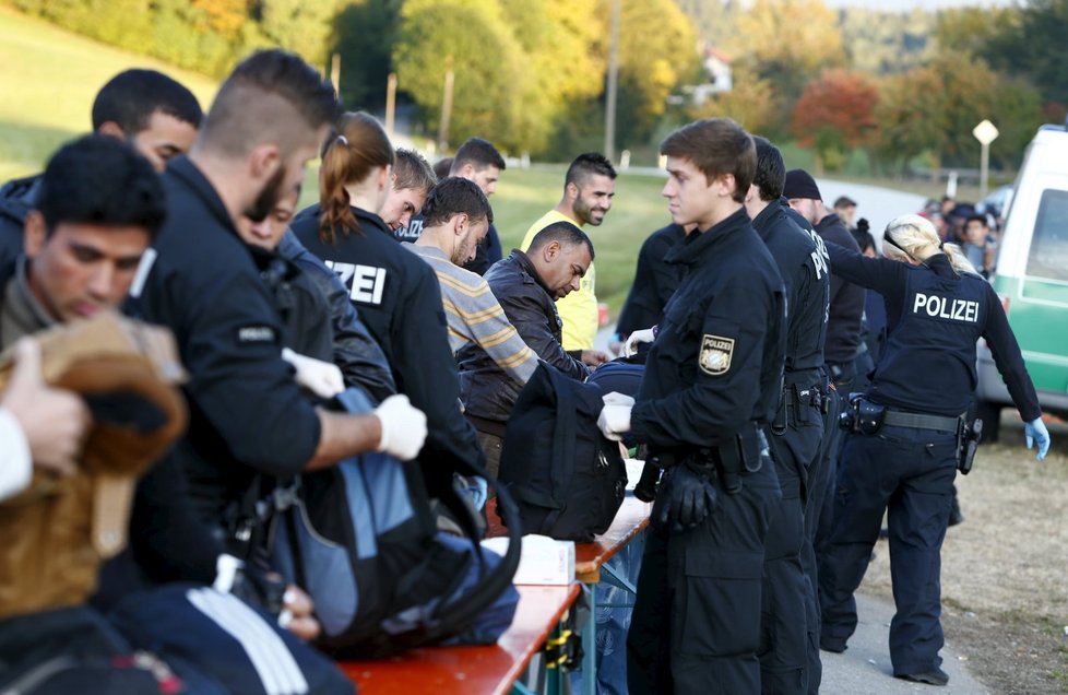 Do Německa by mělo letos přijít až milion migrantů. Je to 5x více než v „průměrném“ roce. Najde se pro ně dost práce?