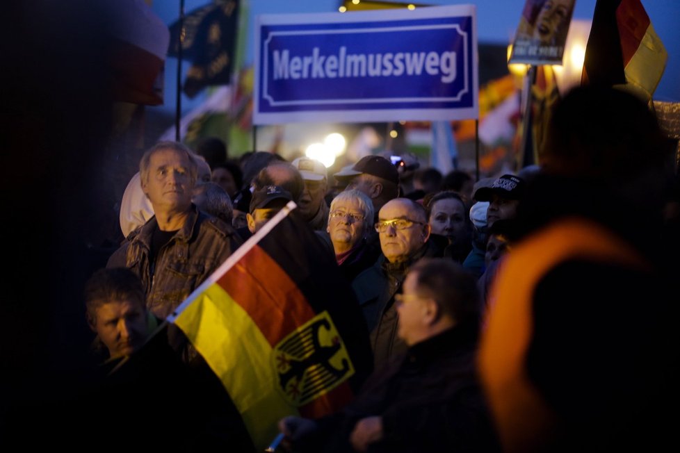 Na demonstraci v Německu přinesli odpůrci azylové politiky spolkové kancléřky Angely Merkelové šibenici s jejím jménem.
