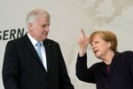 Bavorský premiér Horst Seehofer s německou prezidentkou Angelou Merkelovou. Oba mají na migrační vlnu jiný názor.
