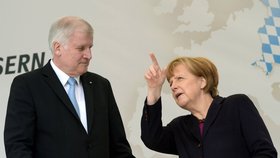 Bavorský premiér Horst Seehofer s německou prezidentkou Angelou Merkelovou. Oba mají na migrační vlnu jiný názor.