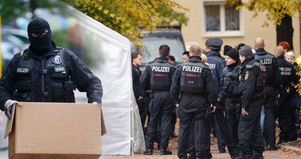 Německá policie zasahuje od ranních hodin proti pašerákům lidí, zejména migrantů. Do akce je nasazeno přes 500 policistů.