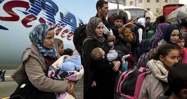 Letecké společnosti si mnou ruce: Uprchlická krize jim zvyšuje tržby