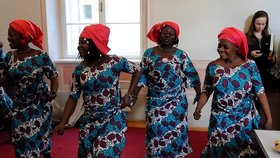 Tanečníci z Beninu skončili kvůli chybějícím pasům na policejní služebně.
