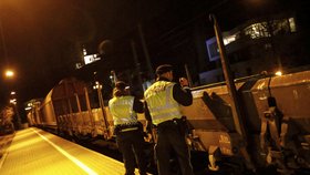 Policie kontroluje vlak kvůli uprchlíkům.
