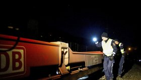 Policie kontroluje vlak kvůli uprchlíkům.