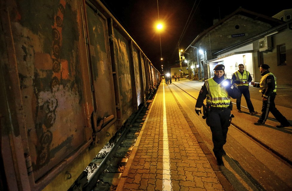 Policisté prohledávají vlak, ve kterém se skrývají uprchlíci.