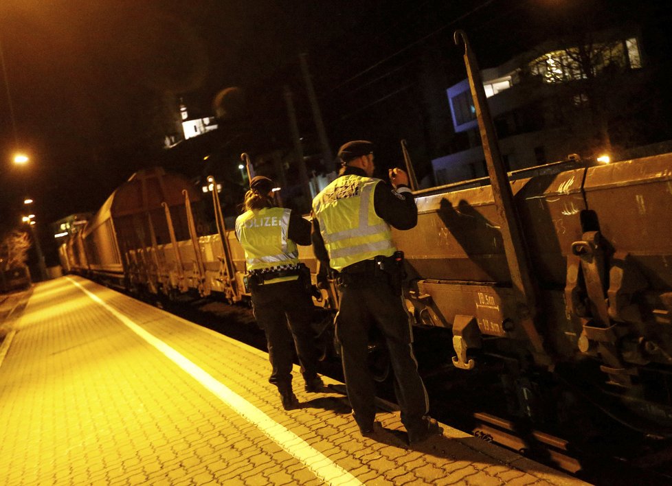 Policie kontroluje vlak kvůli uprchlíkům.