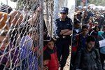 Řeckem putuje směrem dále do Evropy 25 tisíc migrantů. Čekají na ně uzavřené makedonské hranice.