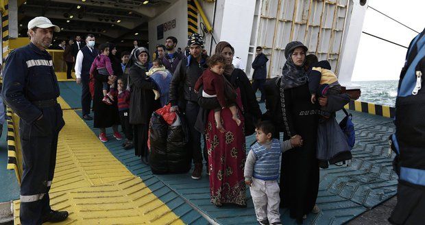 Řecko vrátí 750 běženců zpět do Turecka. Rakousko nasadí vojáky na obranu hranic