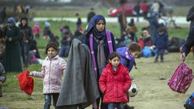 Řeckem putuje směrem dále do Evropy 25 tisíc migrantů. Čekají na ně uzavřené makedonské hranice.