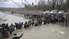 Skupina přibližně 2000 běženců obešla plot na severu Řecka a dostala se do Makedonie.