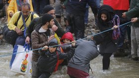 Skupina přibližně 2000 běženců obešla plot na severu Řecka a dostala se do Makedonie.