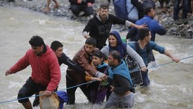 Skupina přibližně 2000 běženců obešla plot na severu Řecka a dostala se do Makedonie.