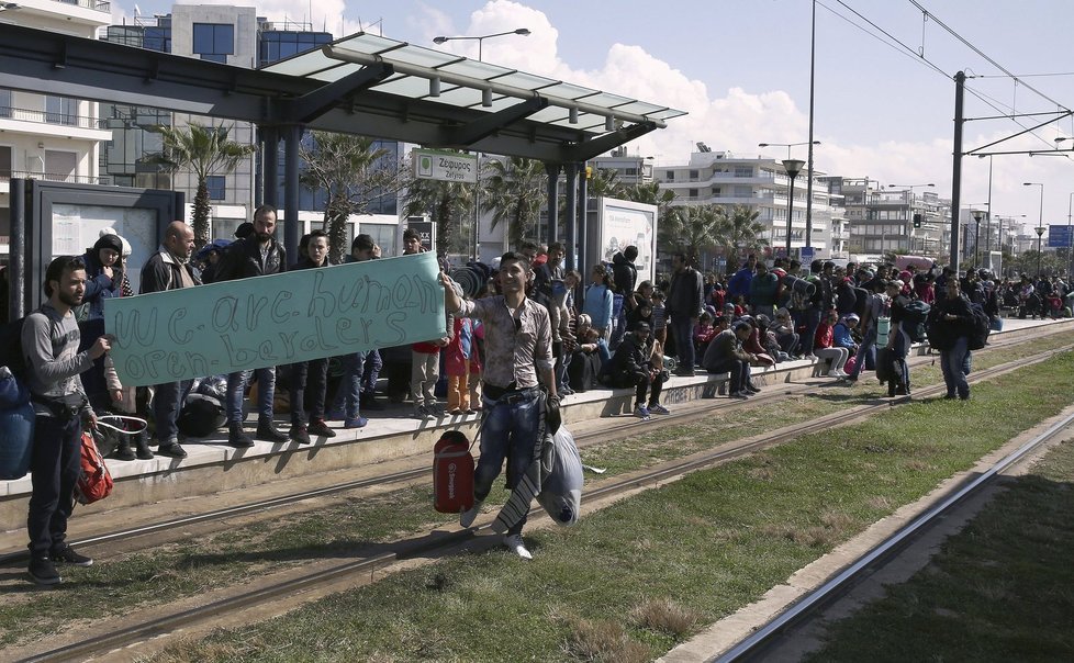 Řeckem putuje směrem dále do Evropy 25 tisíc migrantů. Čekají na ně uzavřené makedonské hranice.