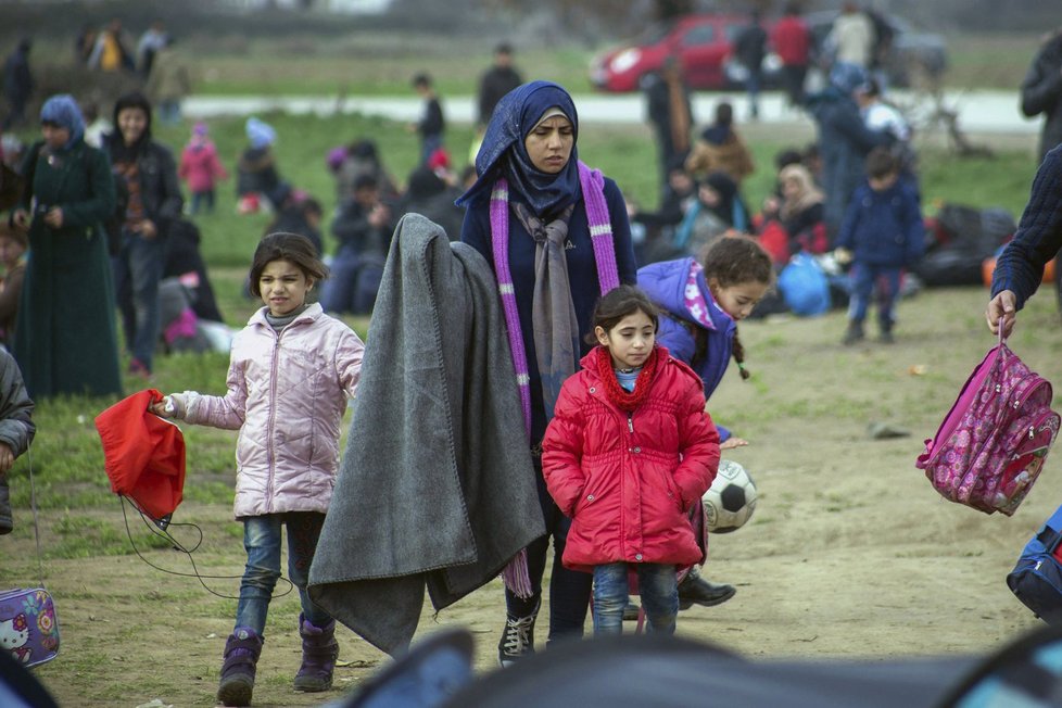 U hraničního přechodu Idomeni se dál hromadí tisíce uprchlíků. Jen malá část z nich má šanci dostat se na makedonské území.