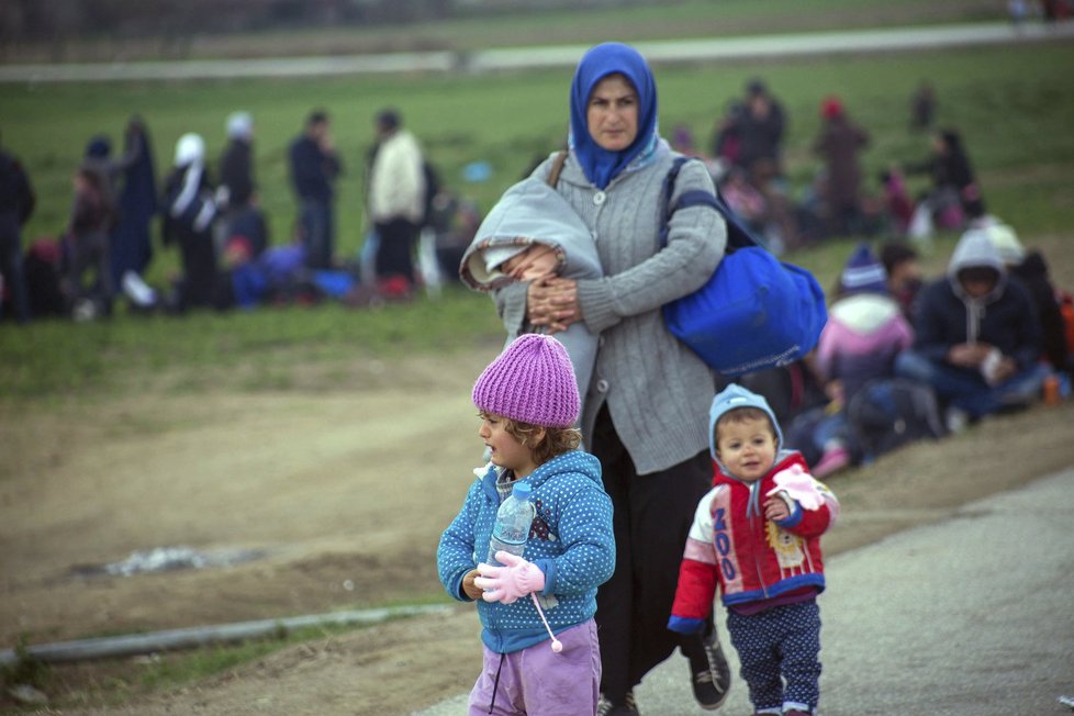 U hraničního přechodu Idomeni se dál hromadí tisíce uprchlíků. Jen malá část z nich má šanci dostat se na makedonské území.