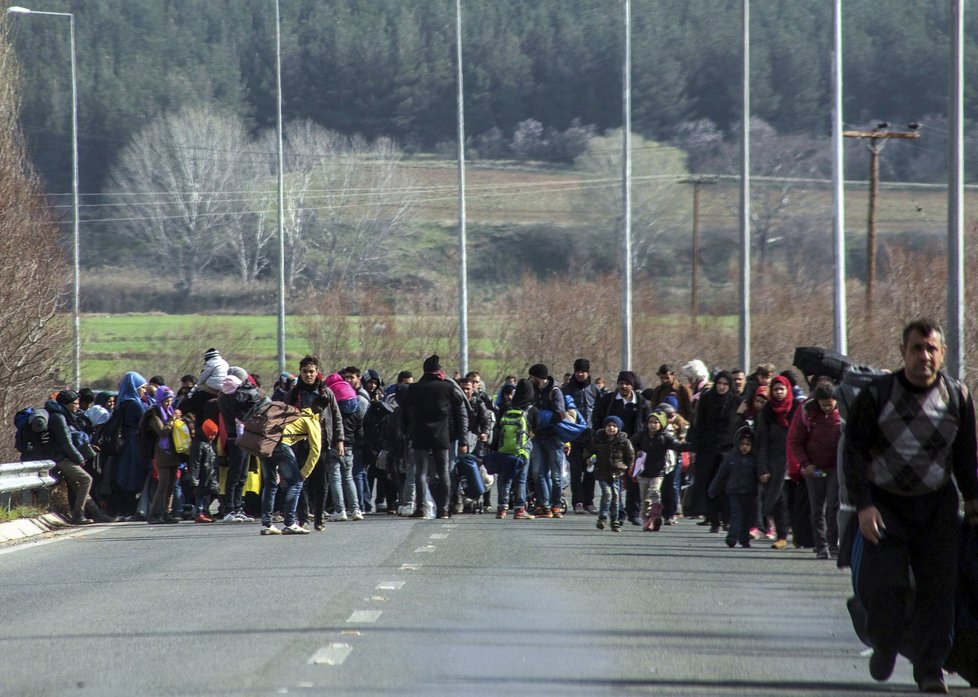 Řeckem putuje směrem dále do Evropy 25 tisíc migrantů. Čekají na ně uzavřené makedonské hranice.