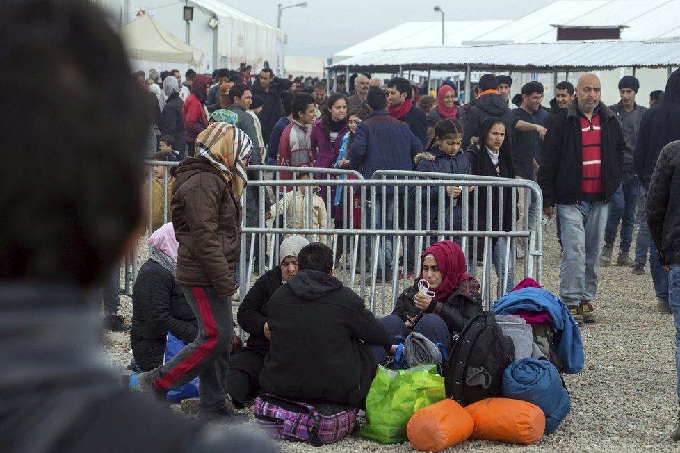 Řeckem putuje směrem dále do Evropy 25 tisíc migrantů. Čekají na ně uzavřené makedonské hranice.