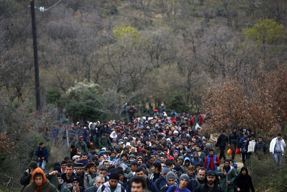 Problémy na hranici: Skupina přibližně 2000 běženců obešla plot na severu Řecka a dostala se do Makedonie.