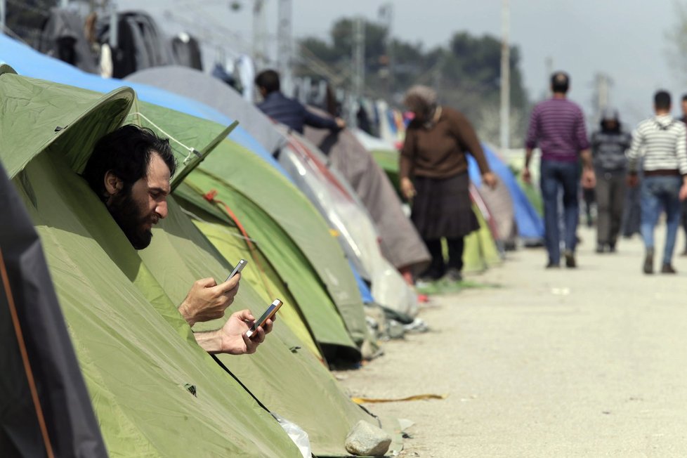 Situace na řecko-makedonské hranici. V uprchlickém táboře Idomeni je cca 12 tisíc uprchlíků.