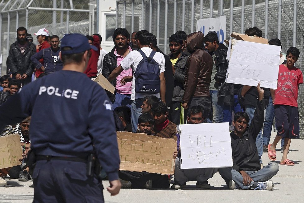 Protestující migranti z Afghánistánu a Pákistánu na řeckém ostrově Lesbos a jejich nesouhlas s vrácením do Turecka