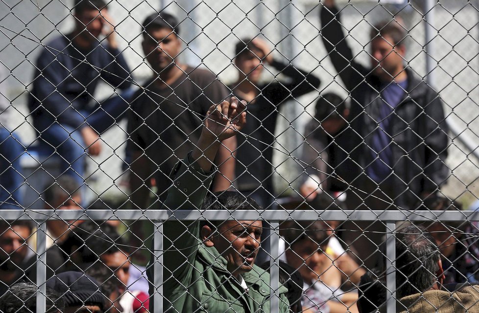 Protestující migranti z Afghánistánu a Pákistánu na řeckém ostrově Lesbos a jejich nesouhlas s vrácením do Turecka