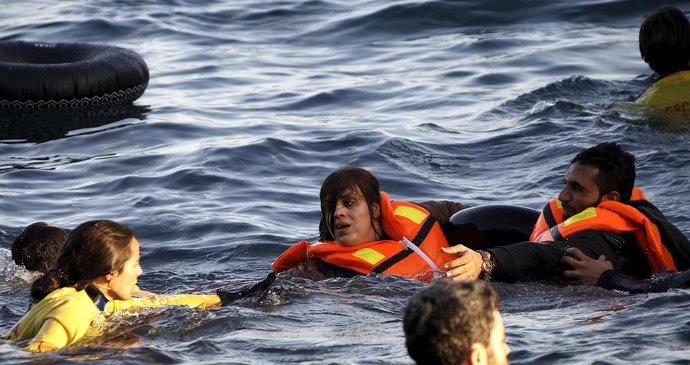Téměř 50 migrantů včetně 31 dětí se utopilo od pátku v Egejském moři při cestě do vysněné Evropy.