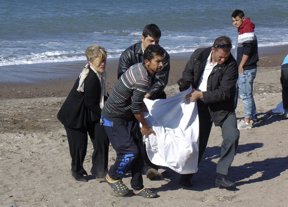 Téměř padesát migrantů včetně 31 dětí se utopilo od pátku v Egejském moři při cestě do vysněné Evropy.