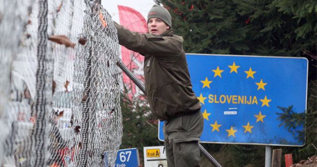 Dvacet českých policistů odjíždí do Slovinska pomoci svým zahraničním kolegům s migrantskou krizí. Z Maďarska se naopak vrátili.