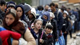 Chorvatsko uzavřelo hraniční přechod se Srbskem. Přes zemi proudí dál do Evropy tisíce a tisíce migrantů.
