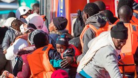 Migranti se i na přelomu roku 2019 a 2020 snažili dál dostat přes Středozemní moře. Do Itálie či Španělska.