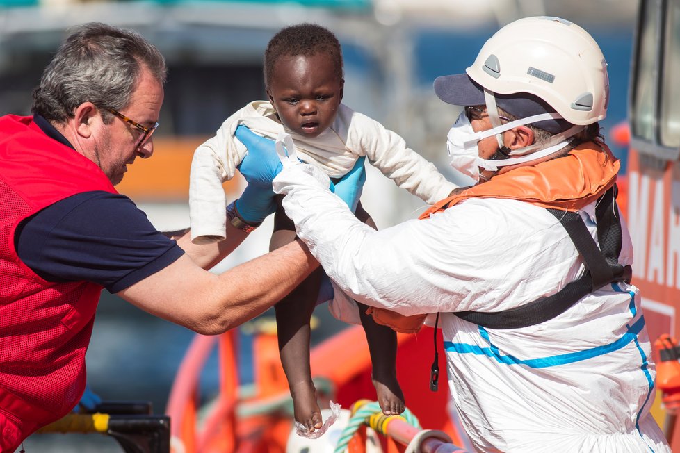 Migranti se i na přelomu roku 2019 a 2020 snažili dál dostat přes Středozemní moře. Do Itálie či Španělska.