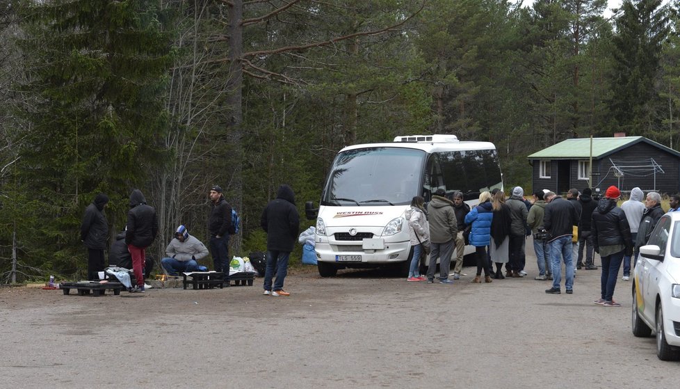 Švédsko přestává zvládat nápor imigrantů a zavádí dočasné kontroly svých hranic. Do země přišly již desítky tisíc uprchlíků a další ještě přijdou.