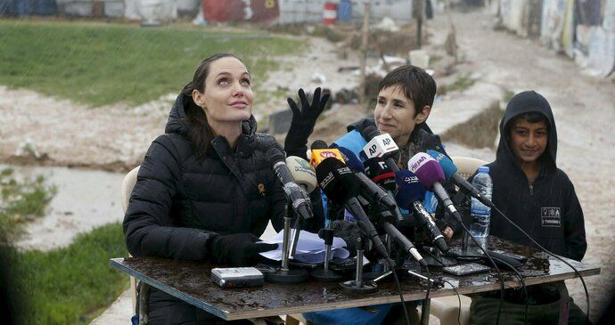 Angelina Jolie navštívila uprchlický tábor v Libanonu a apelovala na světové vůdce.