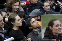 Zmoklá Jolie v uprchlickém táboře: Nechte lidi, ať se vrátí domů