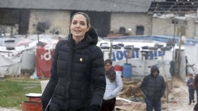 Angelina Jolie navštívila uprchlický tábor v Libanonu a apelovala na světové vůdce.