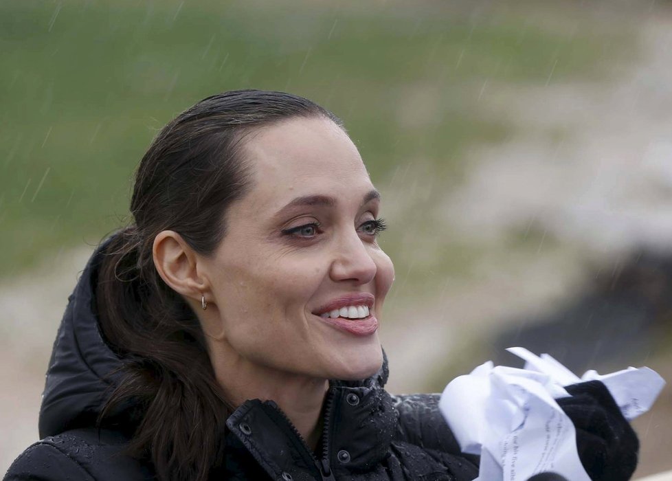 Angelina Jolie navštívila uprchlický tábor v Libanonu a apelovala na světové vůdce.