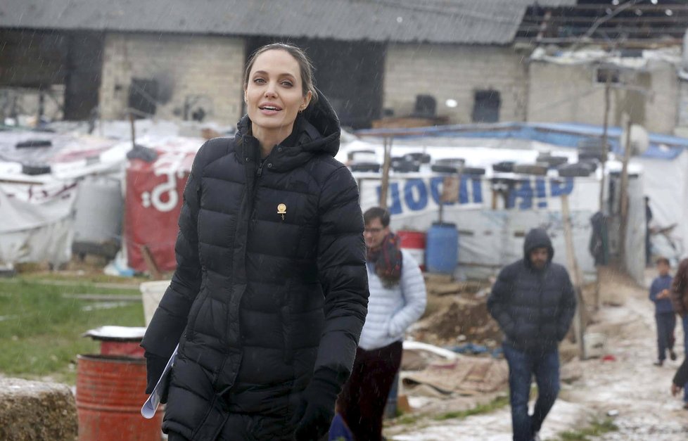 Angelina Jolie navštívila uprchlický tábor v Libanonu a apelovala na světové vůdce.