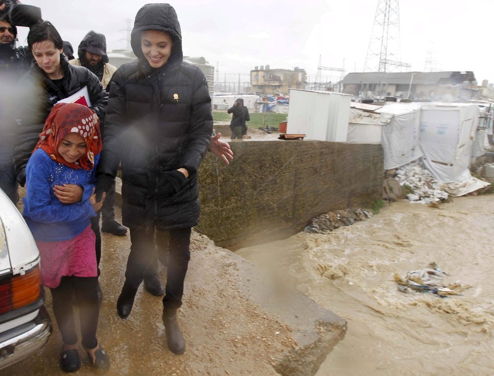 Angelina Jolie navštívila uprchlický tábor v Libanonu a apelovala na světové vůdce.