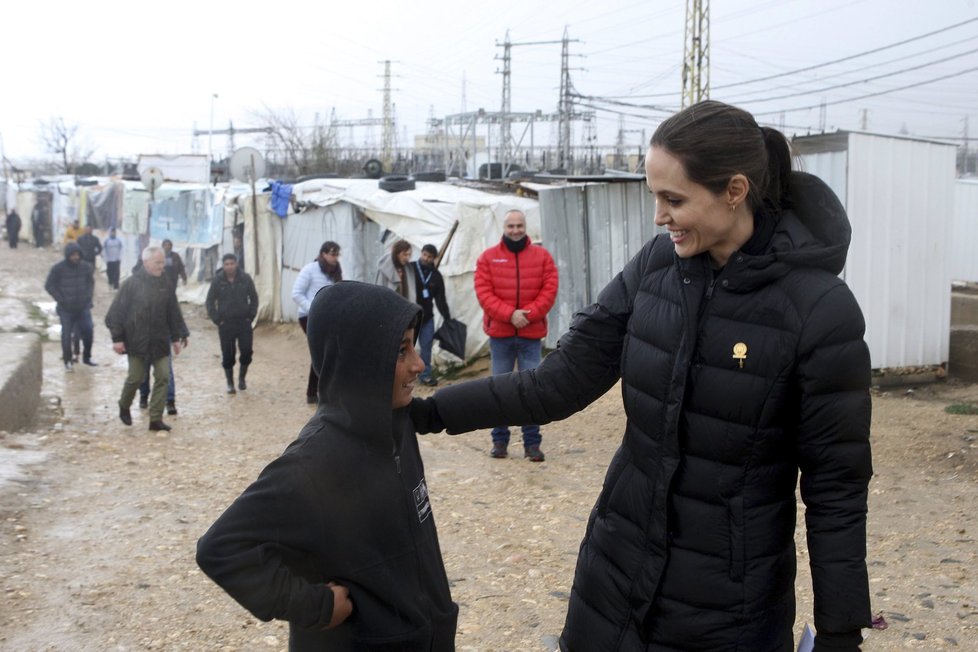 Angelina Jolie navštívila uprchlický tábor v Libanonu a apelovala na světové vůdce.