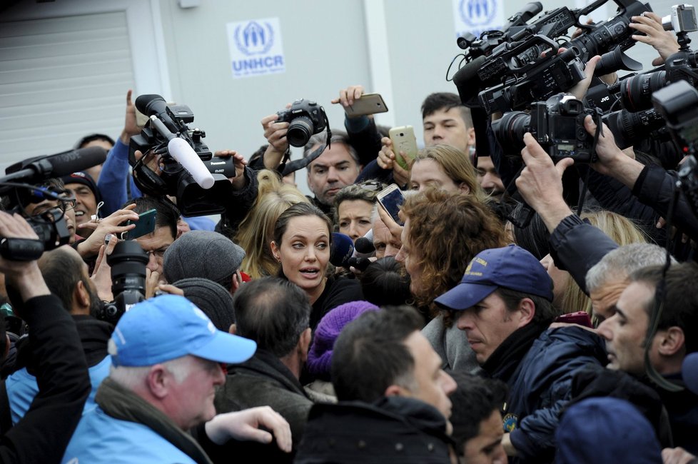 Angelina Jolie navštívila uprchlický tábor v Libanonu a apelovala na světové vůdce.