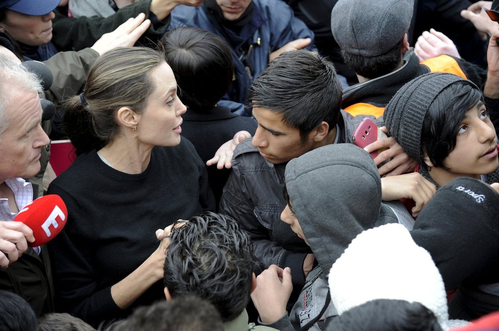 Angelina Jolie navštívila uprchlický tábor v Libanonu a apelovala na světové vůdce.