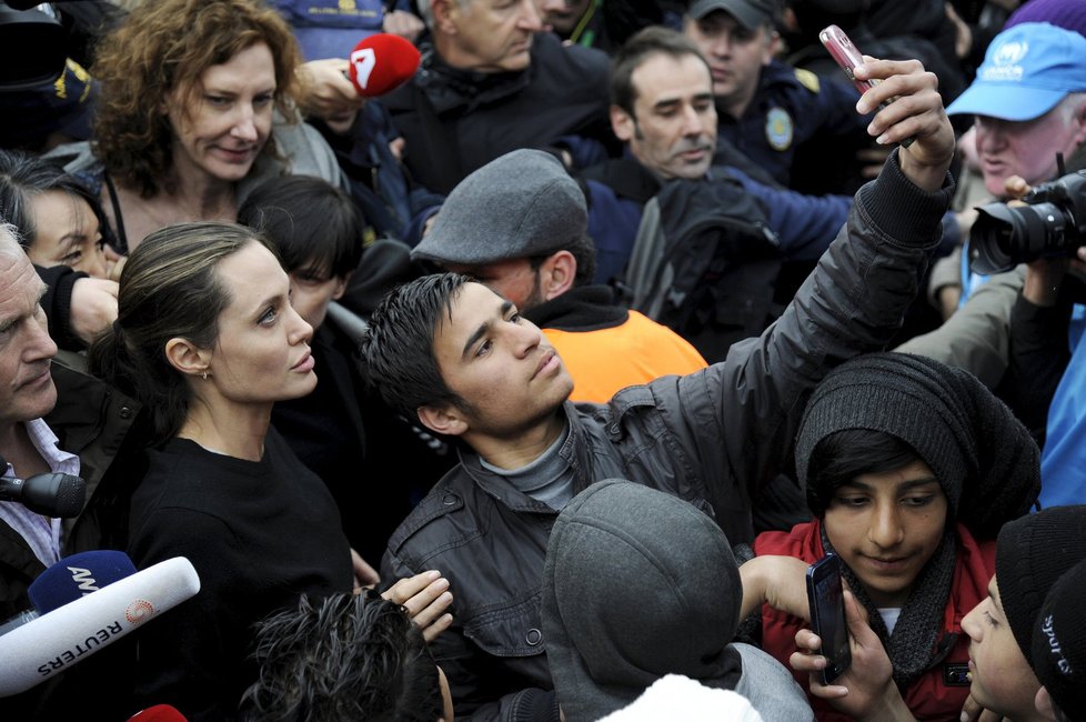 Angelina Jolie navštívila uprchlický tábor v Libanonu a apelovala na světové vůdce.