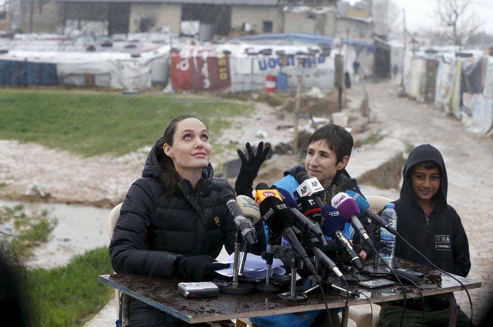 Angelina Jolie navštívila uprchlický tábor v Libanonu a apelovala na světové vůdce.