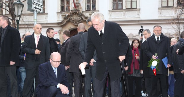 Zeman tepal Sobotku za migranty. Premiér ho „praštil“ Konvičkou