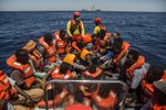 U libyjských břehů dnes z 30 lodí zachránili přes 3400 uprchlíků.