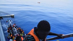 U libyjských břehů z 30 lodí zachránili přes 3400 uprchlíků