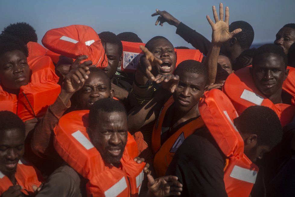 U libyjských břehů z 30 lodí zachránili přes 3400 uprchlíků